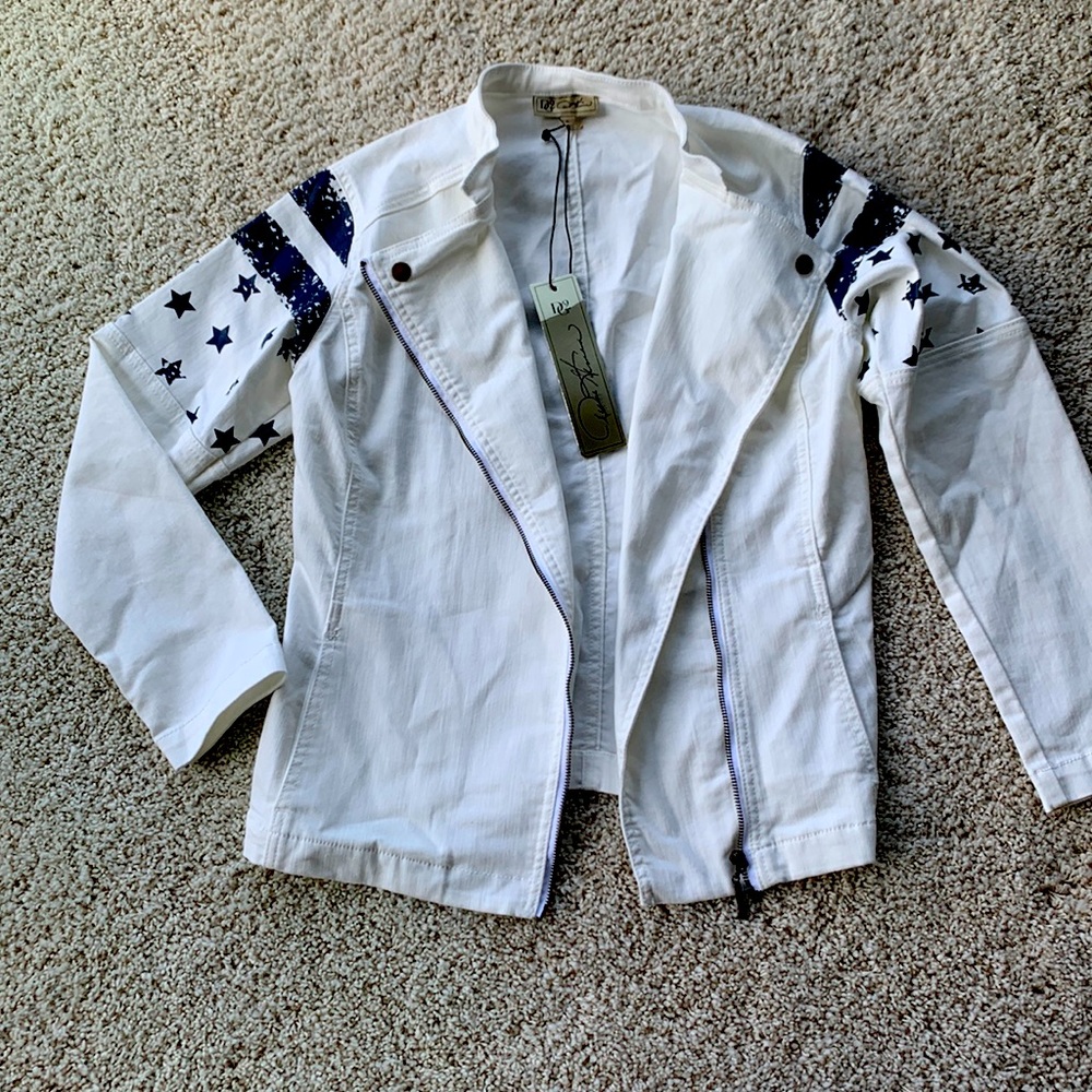 NWT DG2 cream 100% cotton denim jacket.  Size small.